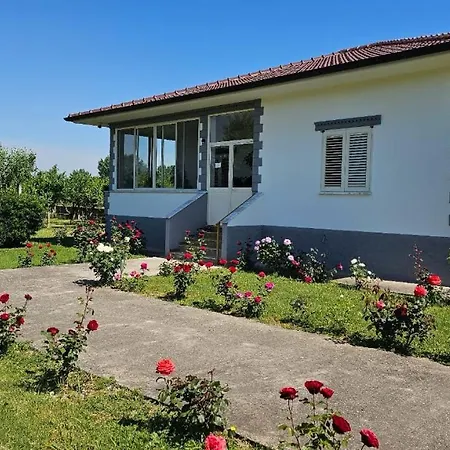 Casa de Férias Rrozhani